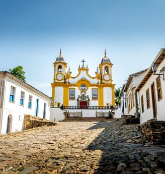 Igreja do Santo Antonio em Tiradentes MG no topo da rua pavimentada com pedras da época