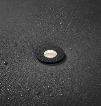 Foco empotrable MINI MINUS ultracompacto en techo oscuro, iluminación discreta