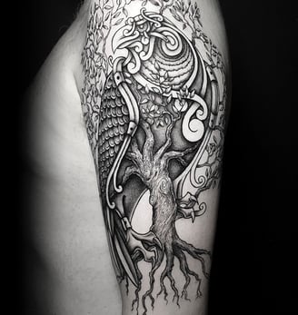 Tatouage épervier nordique viking. Nordic hawk tattoo.
