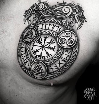 Tatouage viking intégrant un vegvisir, un valknut, un triskel, et un noeud celtique.
