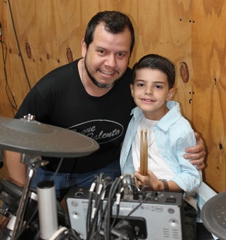 professor com aluno de bateria de 7 anos
