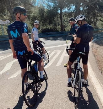 Grupo de amigos haciendo ciclismo