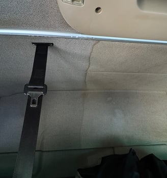 Automobilio salono lubų vaizdas prieš ir po cheminio valymo