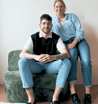 Een foto van de eigenaren van Herinner Samen. Sam en Annika