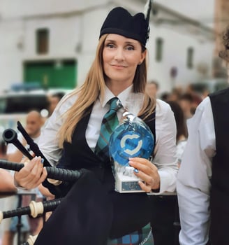 Rhona Scott, Pipe Sergeant de Sur Pipes Band