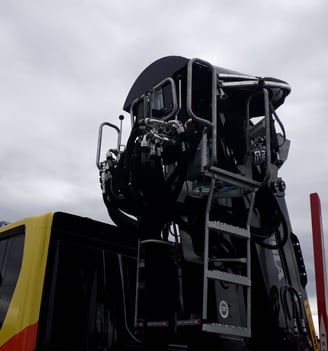 uma grua com capota implementada em um caminhão, 