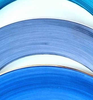 assiettes en porcelaine de différentes couleurs bleu