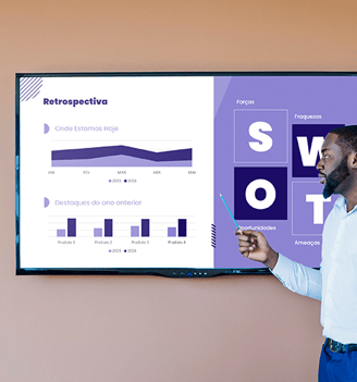 Homem apresentando um slide contando infográficos