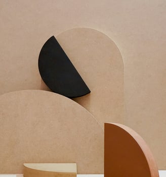 a decorative sculpture with a half-moon in the background / une sculpture décorative avec une demi-l
