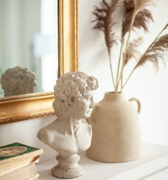 famous bust and a vase with flowers / buste célèbre et un vase avec des fleurs
