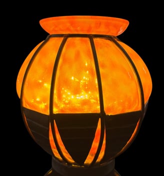 Vase à la monture de fer forgé signé Lorrain