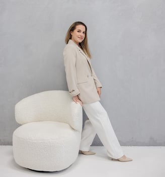 Grafisk designer Rasa June presenterer designløsninger for bedrifter i Norge