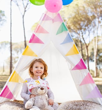 Nena de 3 anys celebrant el seu aniversari en una sessió de fotos amb decorat personalitzat exterior