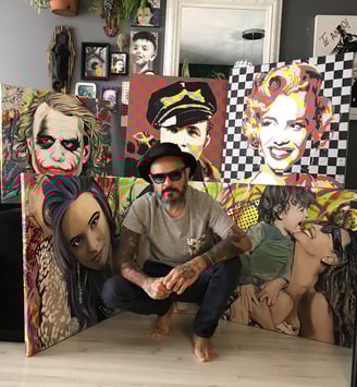 Retrato de Sérgio Astral posando ao lado de sua arte contemporânea em uma galeria.