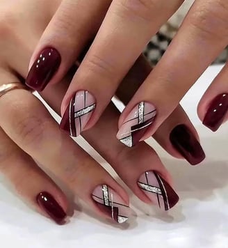 Uñas con líneas geométricas