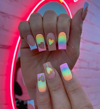 Uñas neón con corazones