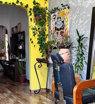 Maquiagem Profissional: Além de suas habilidades como cabeleireira e extensionista, Amanda Amorim maquiadora profissional.
