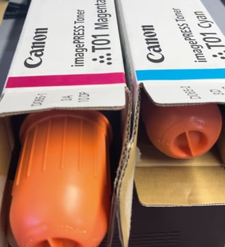 Precisión de color Pantone en máquina de gigantografías profesionales.