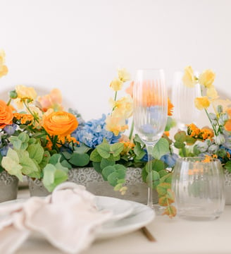 chemin de table fleurs bleu orange réception