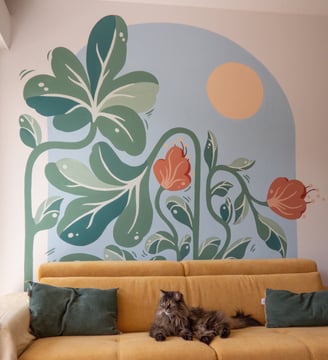 fresque végétale et florale avec un soleil sur fond d'arche bleu