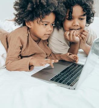 deux enfants devant un ordinateur