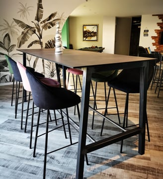 Table de salle à manger mange debout, plateau en bois de chêne, piétement métallique brut verni mat.