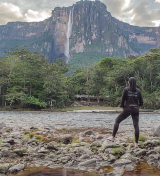 Turista observando el Salto Ángel desde el campamento Isla Ratón