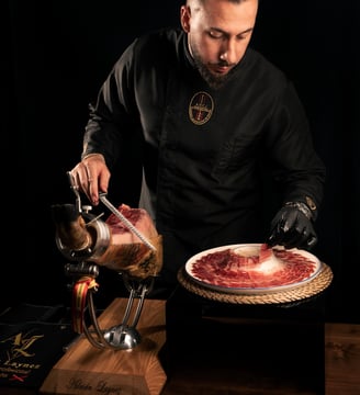 Imagen de Adrián Laynez cortando jamón