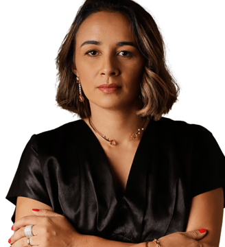 Dr(a) Diana Guedes de Braços Cruzados Vestindo um camisa preta