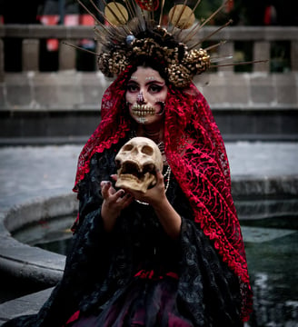 Festa alegre do Dia dos Mortos com participantes vestidos como caveiras.