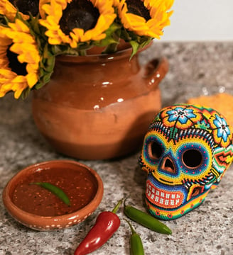 Deliciosos pratos mexicanos preparados para a celebração do Dia dos Mortos.