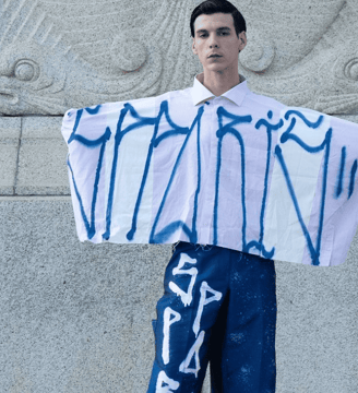 Modelo com estilo de rua, usando camiseta com estampa de grafite, combinando a moda urbana com a art