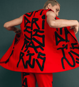 "Modelo em roupa de streetwear da SPPARIS, com detalhes de pixação e grafite, representando a fusão