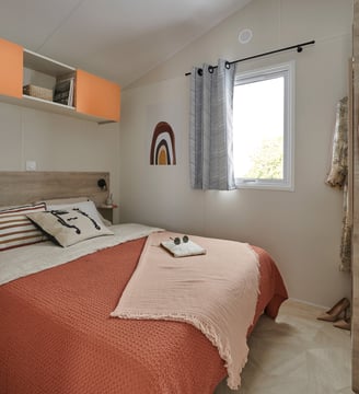 Chambre parentale avec lit 160 dans notre mobil-home Les Dunes à Sarzeau. Un cocon de douceur pour vos nuits. #locationcampin