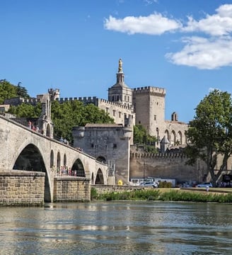 pont d'avignon avec le Rhône passant en dessous et le Palais des Papes à Avignon