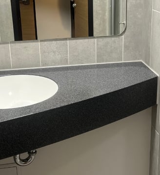 Modern Banyo Yenilemesi – Yer Tasarruflu, Fonksiyonel ve Şık