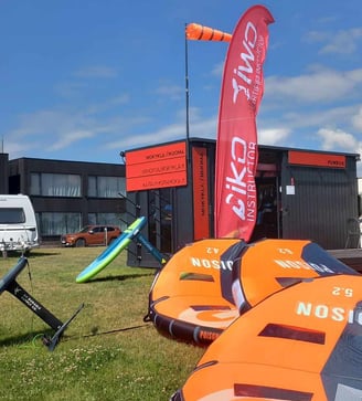 Kaitavimo ir wing foil pamokai paruoštas inventorius sudėtas šalia Wind ON mokyklos