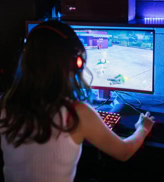 gabinete gamer completo 4k, com iluminação RGB, setup profissioanl