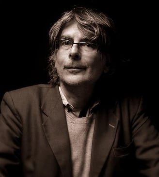 A picture showing the artist Meyer Sarfati