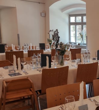 Dekorierter Tisch für runden Geburtstag 