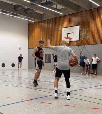 alt="Basketball Training mit Coach und Spielern in der Halle beim MTV Karlsruhe"