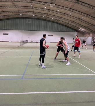 alt="Basketballspieler in Aktion während eines Trainingsspiels in der Sporthalle des MTV Karlsruhe"