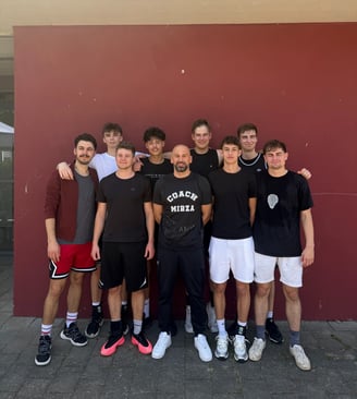 alt="Gruppenfoto der Trainingsplattform des MTV Karlsruhe mit Coach Mirza Djodjic"