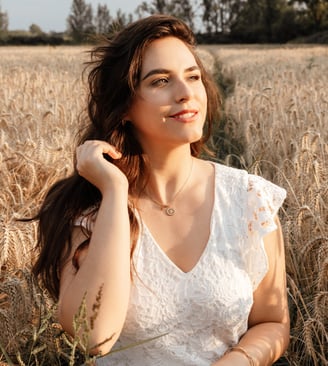 Portrait d'une jeune femme dans un champ de blé