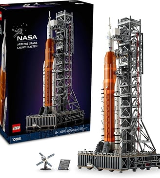 Vista laterale del modello LEGO NASA Artemis Space Launch System, che riproduce il razzo spaziale in