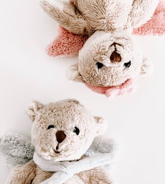 2 nounours opposés par la tête posés sur un sol blanc - Micro-crèche règlementation 2023