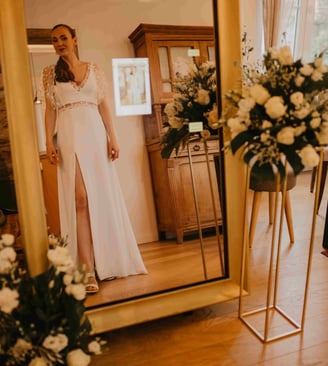 Une mariée se prenant en photo avec un photobooth élégant lors d'un mariage 