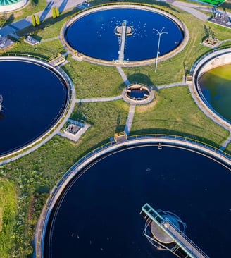 a large amount of water is being used to make a unique and unique looking water