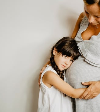 imagen que describe una mujer embarazada con preocupación por la salud de su bebé