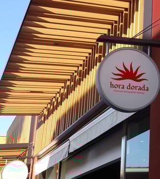 Cabecera del Proyecto Hora Dorada: Logotipo rediseñado en una maqueta de la entrada del restaurante